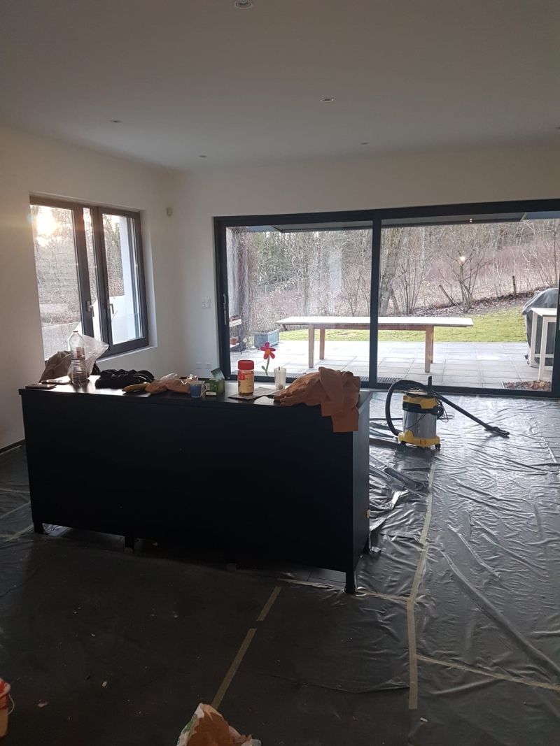 Un salon avec un canapé et un aspirateur dedans.