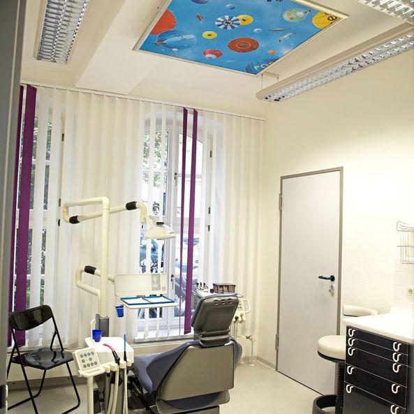 Behandlungsraum mit Bild an der Decke