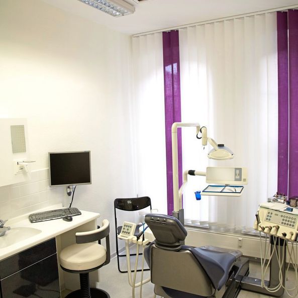 Behandlungsraum mit Bild an der DeckeBehandlungsraum mit Bild an der Decke