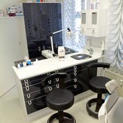 Behandlungsraum mit Arbeitsbereich