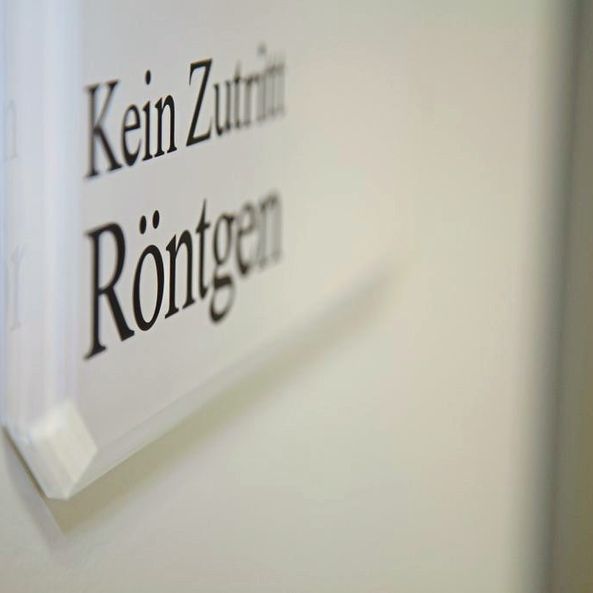 Schild zum Röntgenraum