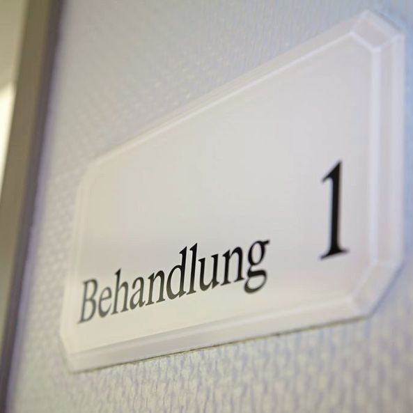 Schild zum Behandlungsraum 1