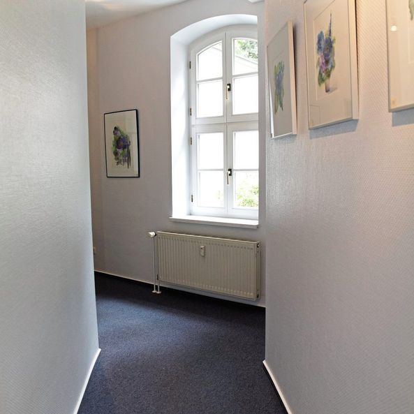 Flur mit Fenster und Bildern an der Wand