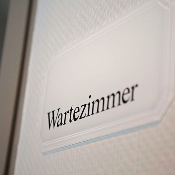 Schild zum Wartezimmer