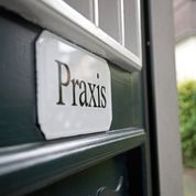 Praxisschild an Haustür