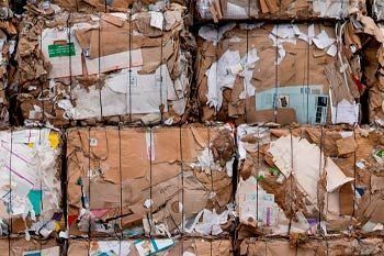 Una pila de cajas de cartón apiladas una encima de otra.