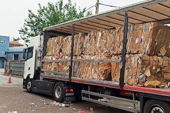 Un camión está cargado con muchas cajas de cartón.