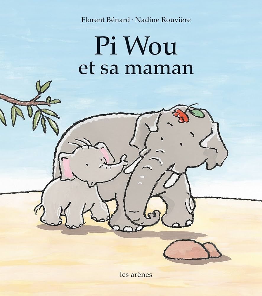 Couverture d'un livre pour enfants : un bébé éléphant et un éléphant plus âgé marchent ensemble, fond beige, ciel bleu, titre : "Pi Wow et sa maman".