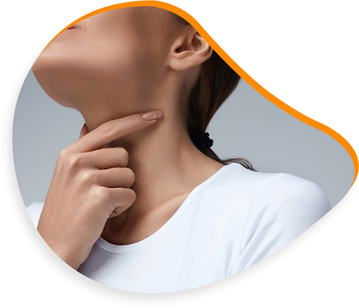 Femme pointant du doigt son cou, probablement pour vérifier la présence d'une grosseur, chemise blanche.