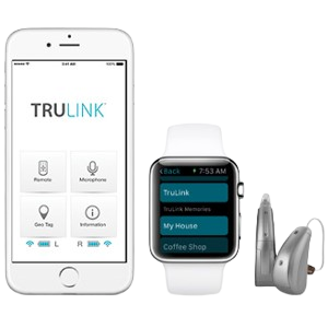 Un smartphone, une montre connectée et deux appareils auditifs illustrant les commandes à distance et les fonctionnalités de l'application TruLink.