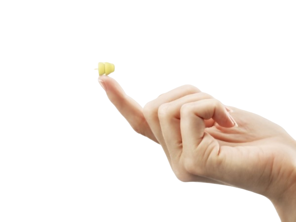Main tenant un bouchon d'oreille jaune du bout du doigt, sur fond blanc.