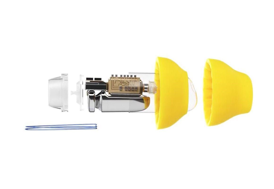 Coupe transversale d'un appareil auditif intra-auriculaire, montrant ses composants internes. Embout auriculaire jaune, boîtier blanc et pièces métalliques.