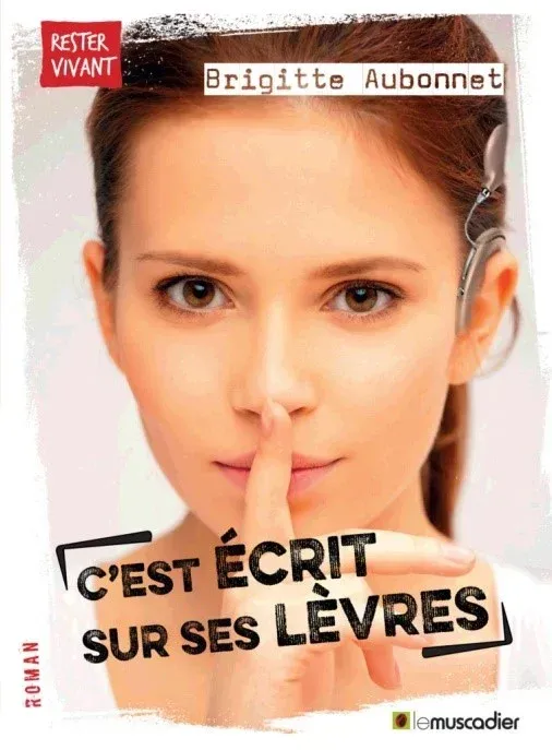 Couverture du livre : Femme avec le doigt sur les lèvres, titre « C'est écrit sur ses lèvres ».