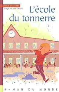 Couverture du livre « L'école du tonnerre » représentant un enfant courant devant un bâtiment scolaire pendant un orage.