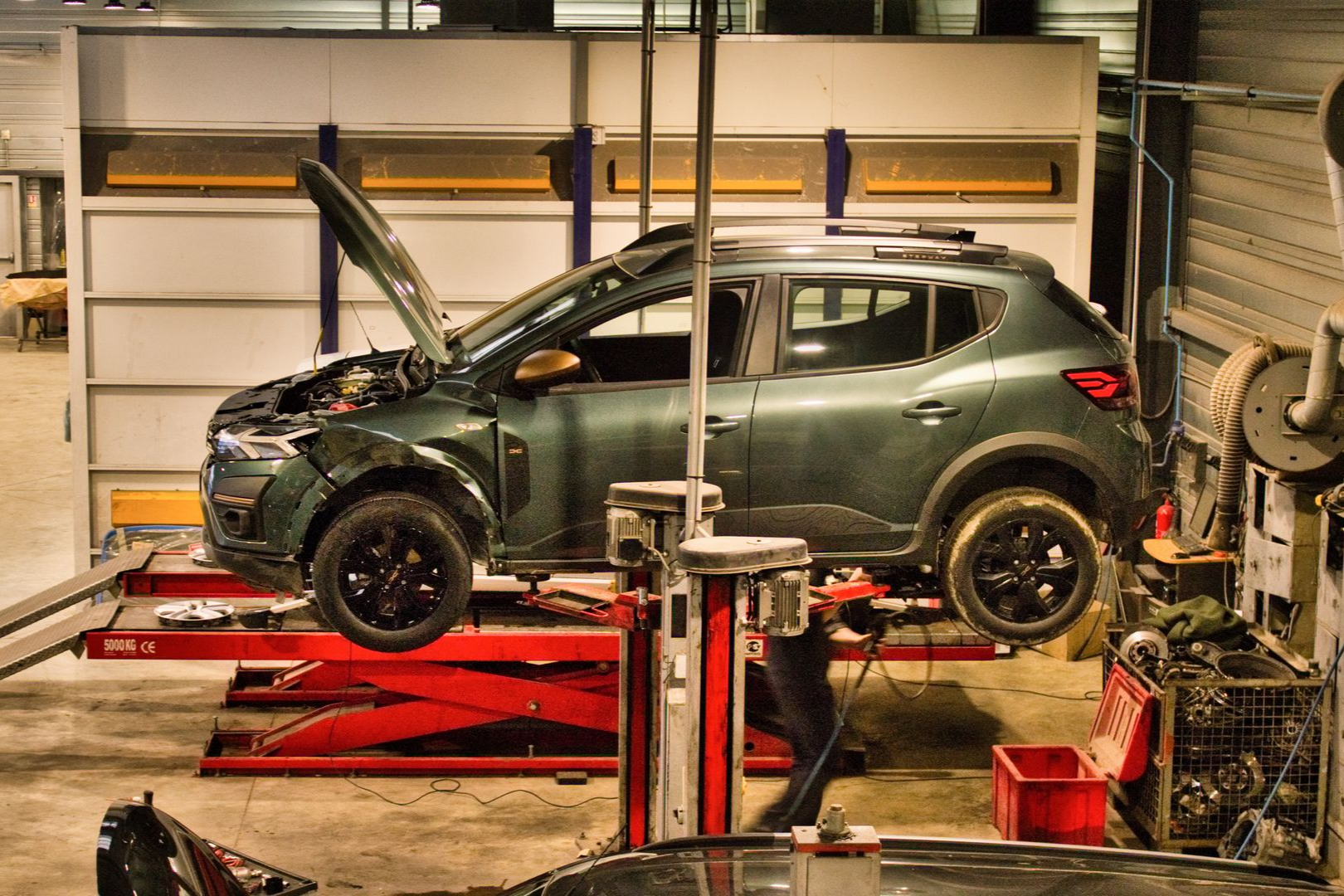 Un mécanicien qui répare une Dacia dans l'atelier