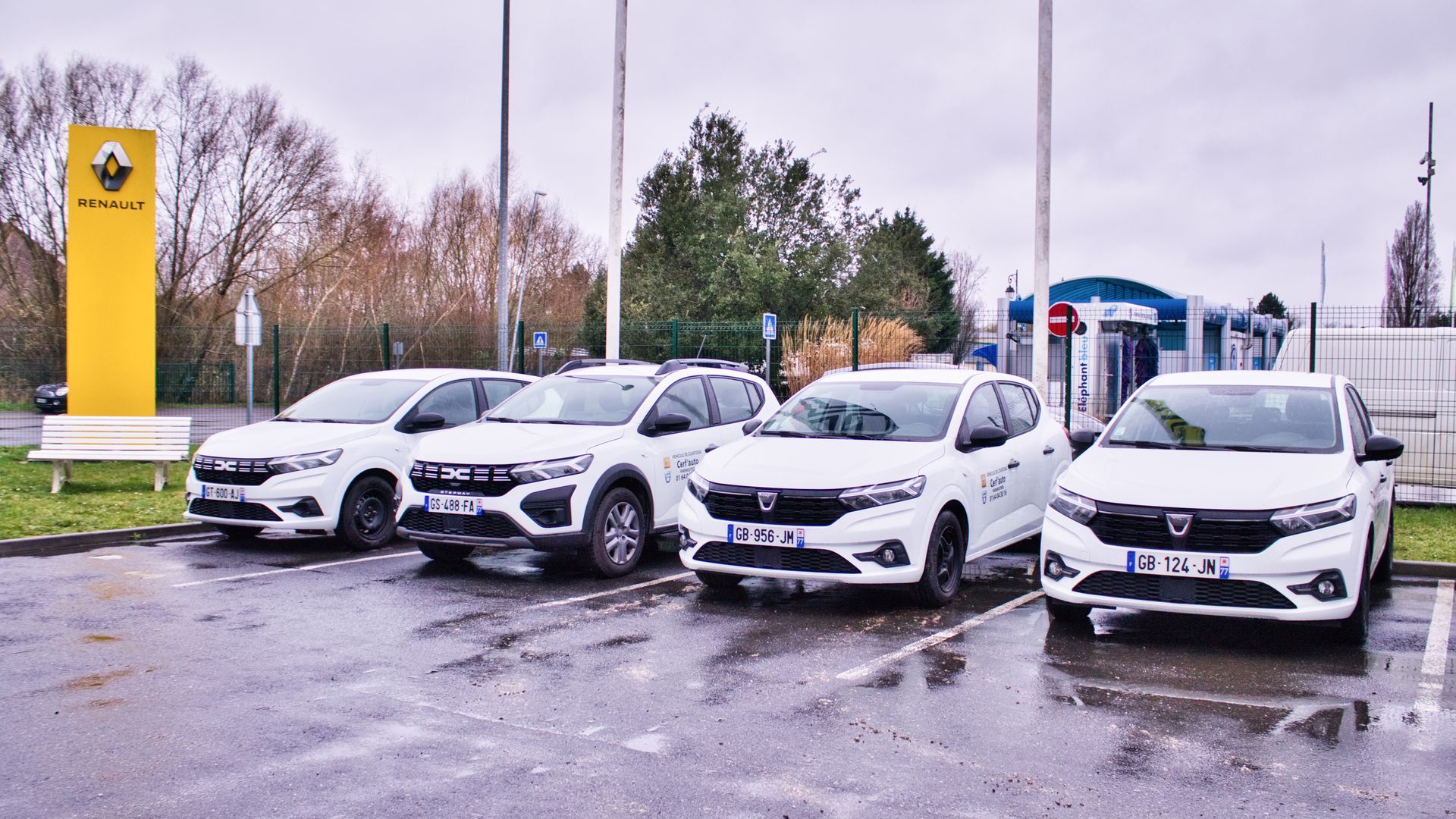 4 véhicules Dacia garés sur un parking