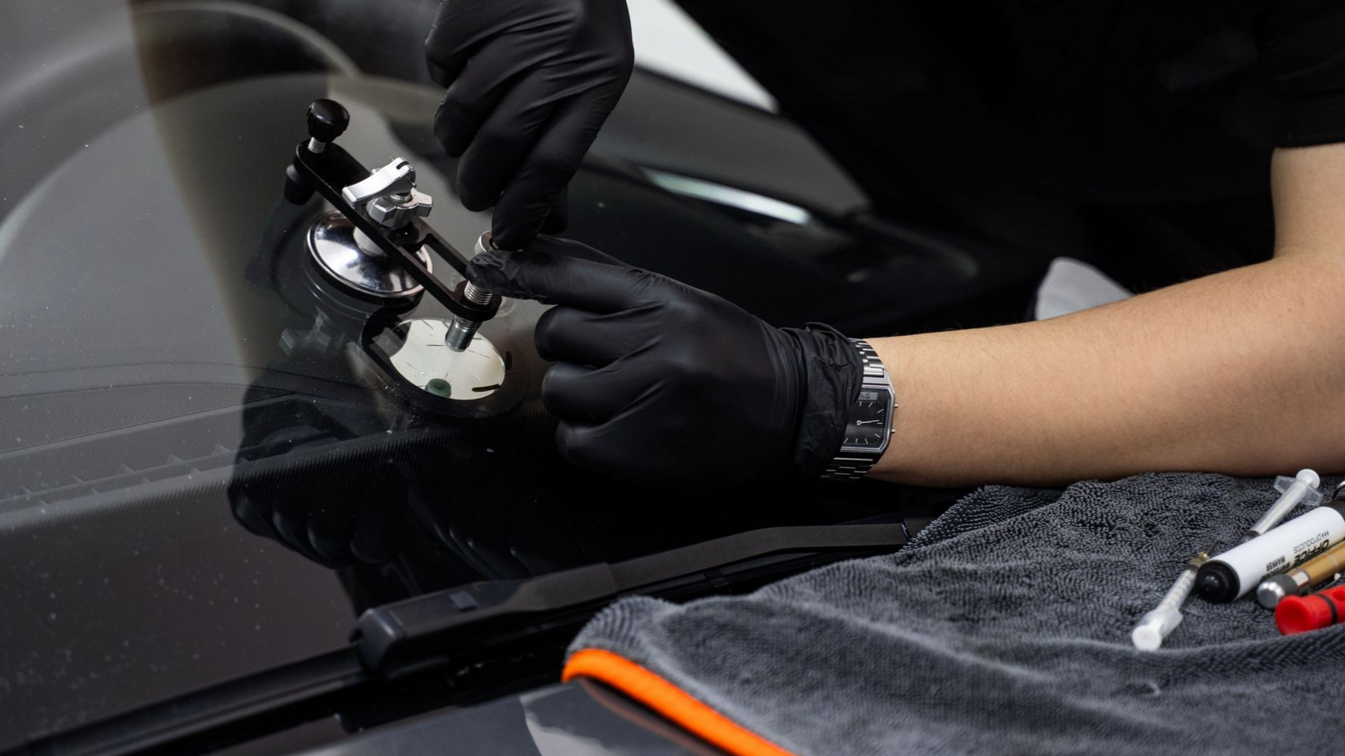 Réparation manuelle des fissures de pare-brise pour une injection de résine