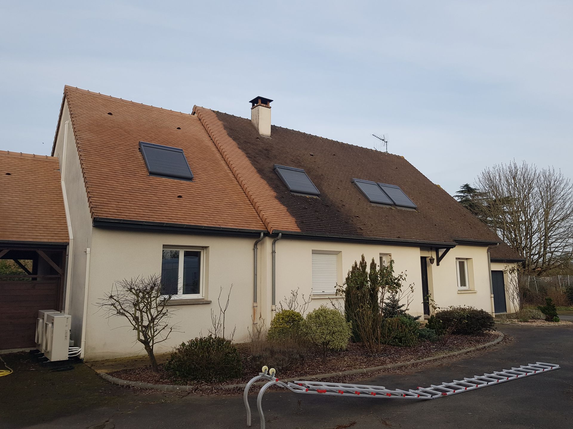 Nettoyage de toit en cours