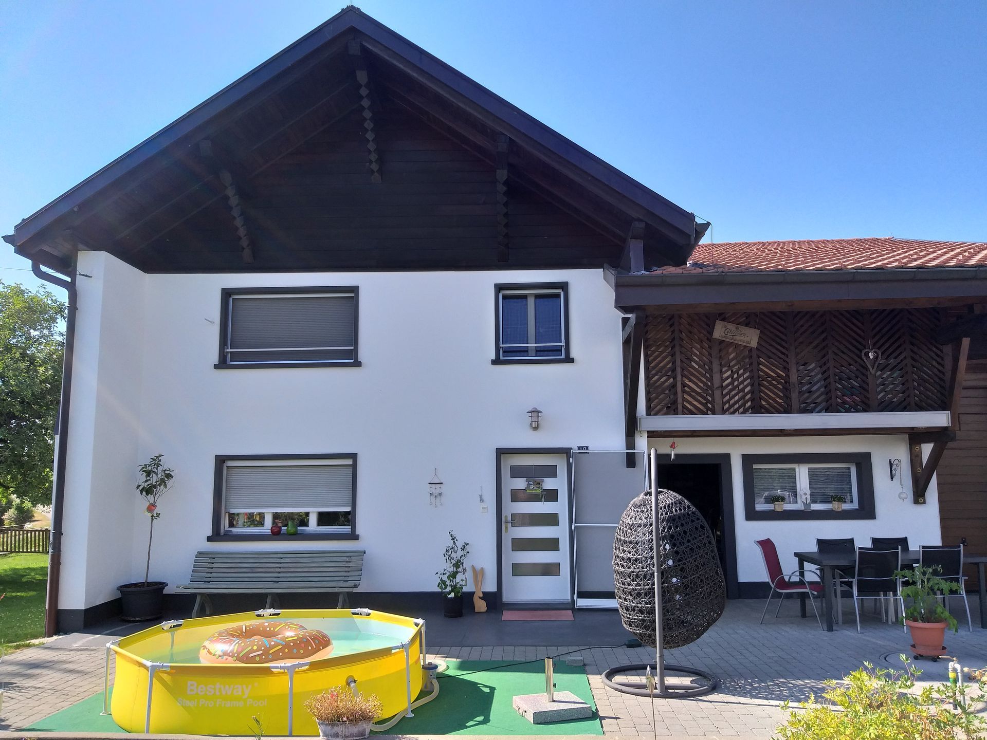 Illustration abstraite de montagnes stylisées et d'un soleil sur fond gris.