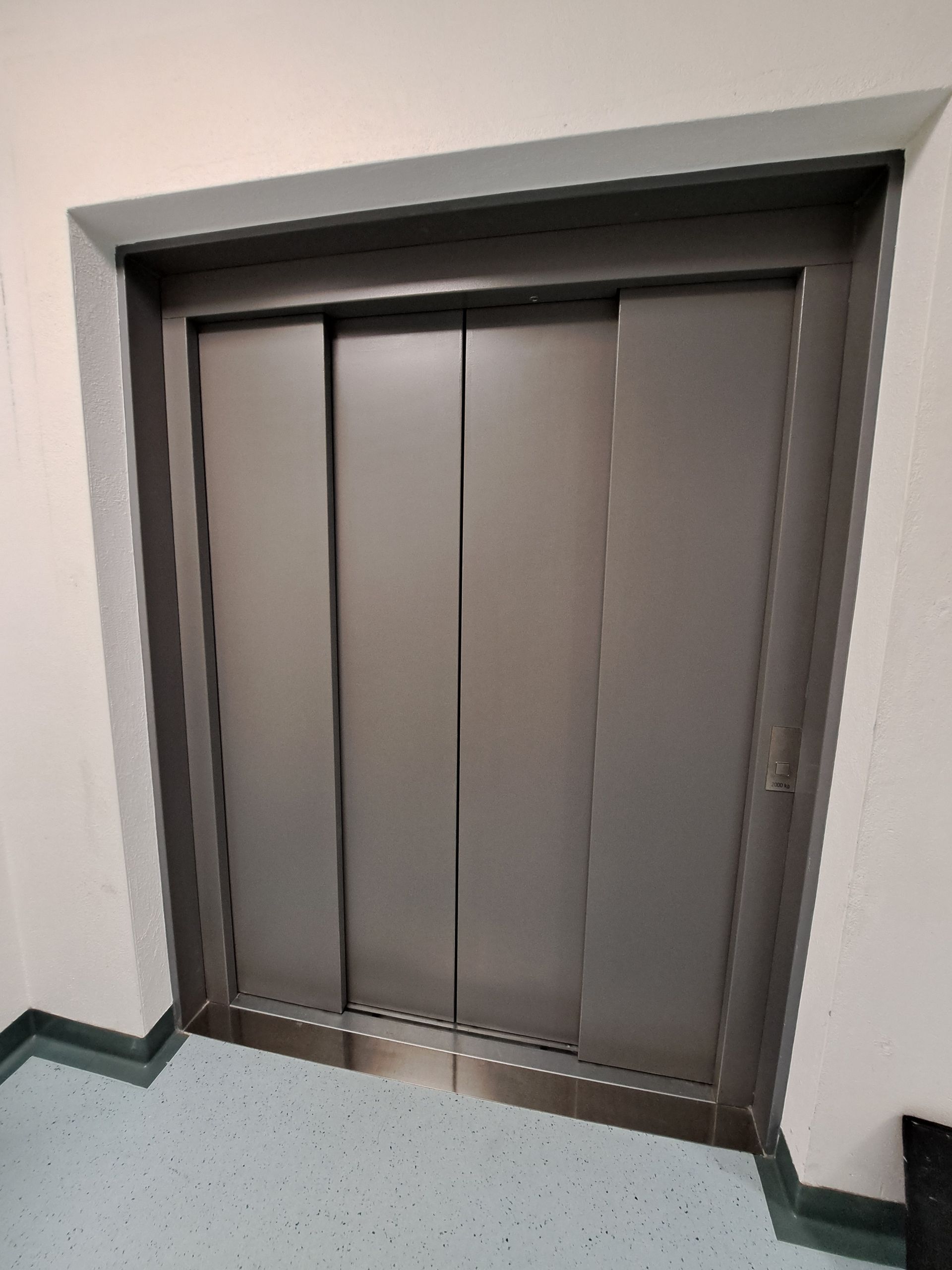 Illustration abstraite de montagnes stylisées et d'un soleil sur fond gris.