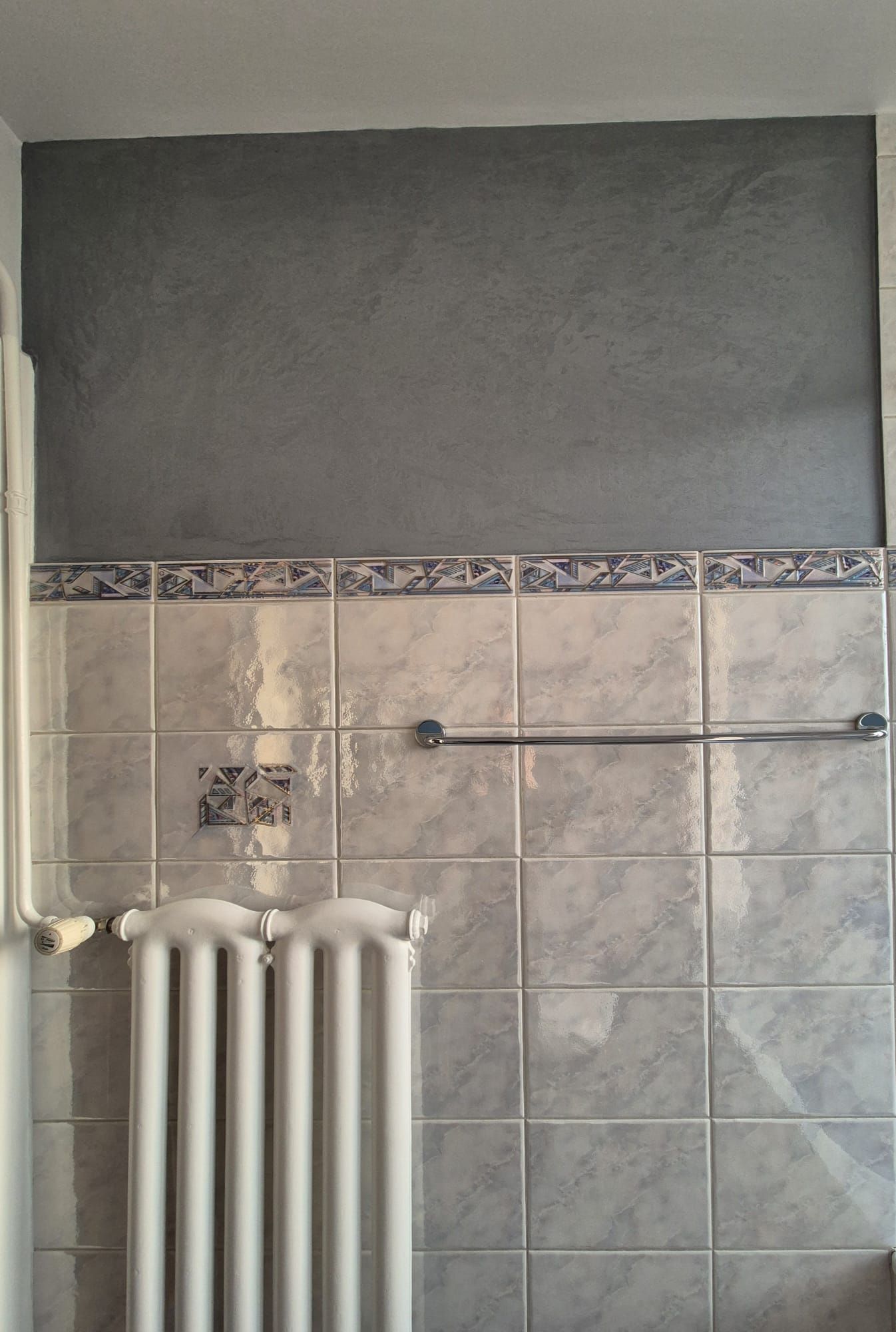 Illustration abstraite de montagnes stylisées et d'un soleil sur fond gris.