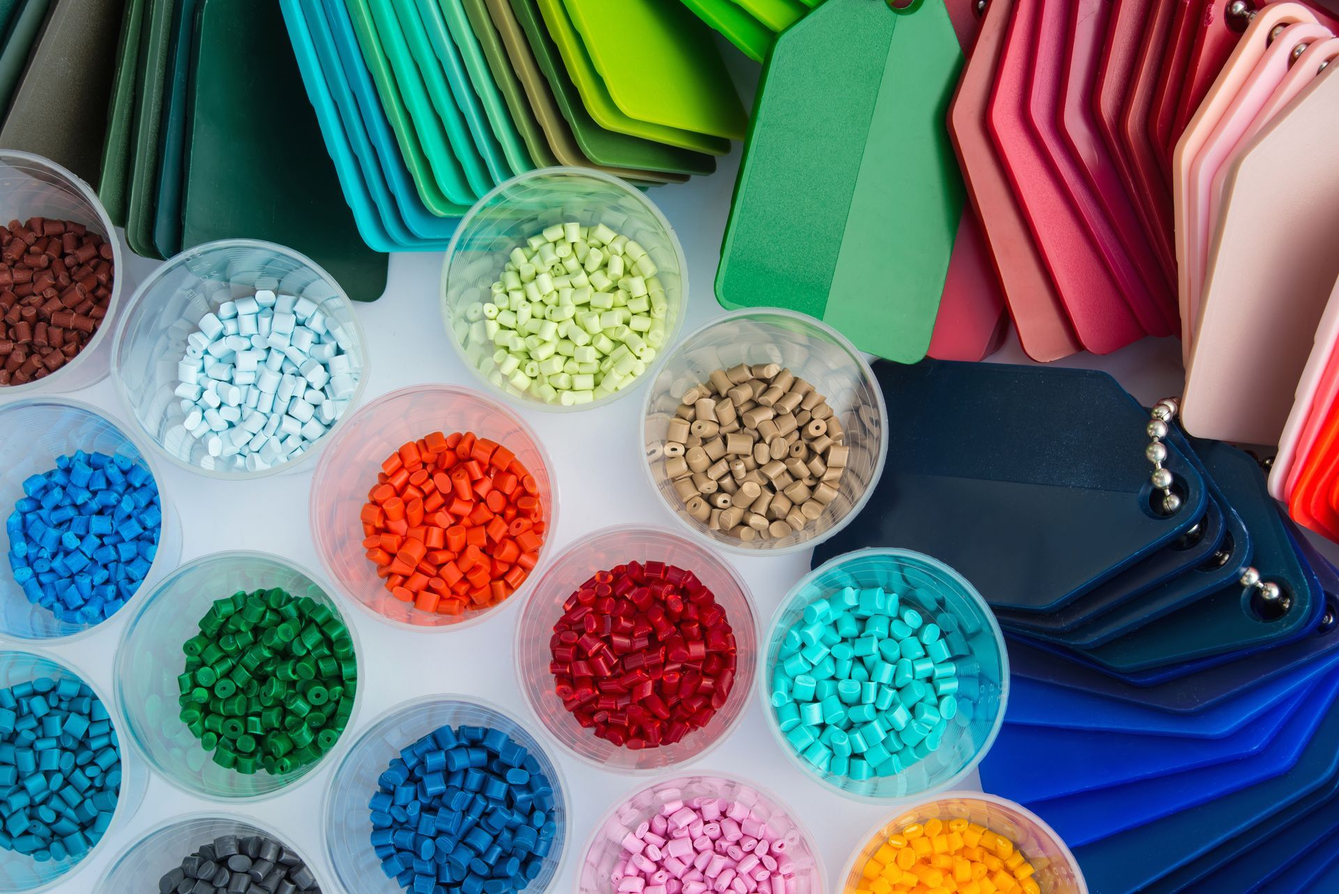 Muestras de color y de cuentas dispuestas en filas de colores brillantes y variados.