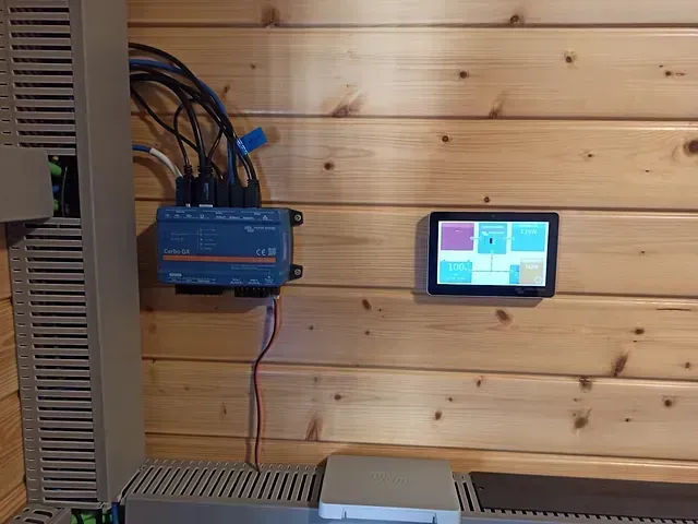 Un monitor de computadora está colgado en una pared de madera.