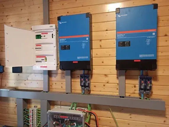 Una pared de madera con tres cajas azules encima.