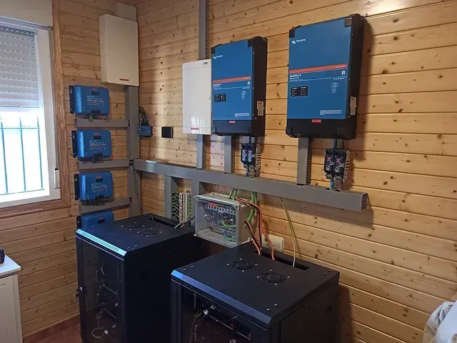 Una habitación con muchos equipos eléctricos en la pared.