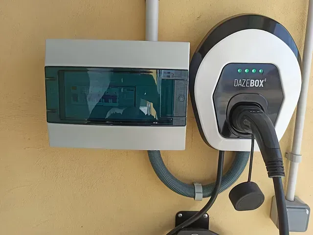 Un cargador de coche eléctrico está conectado a una pared.