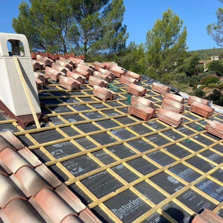 Un toit avec une cheminée et beaucoup de tuiles dessus