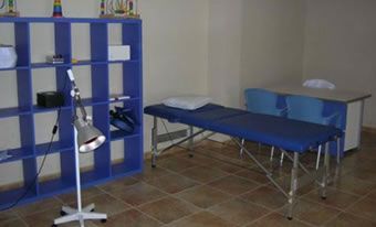 Una habitación con una mesa azul y un estante azul.