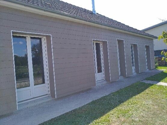 Pose de bardage en bois peint derrière