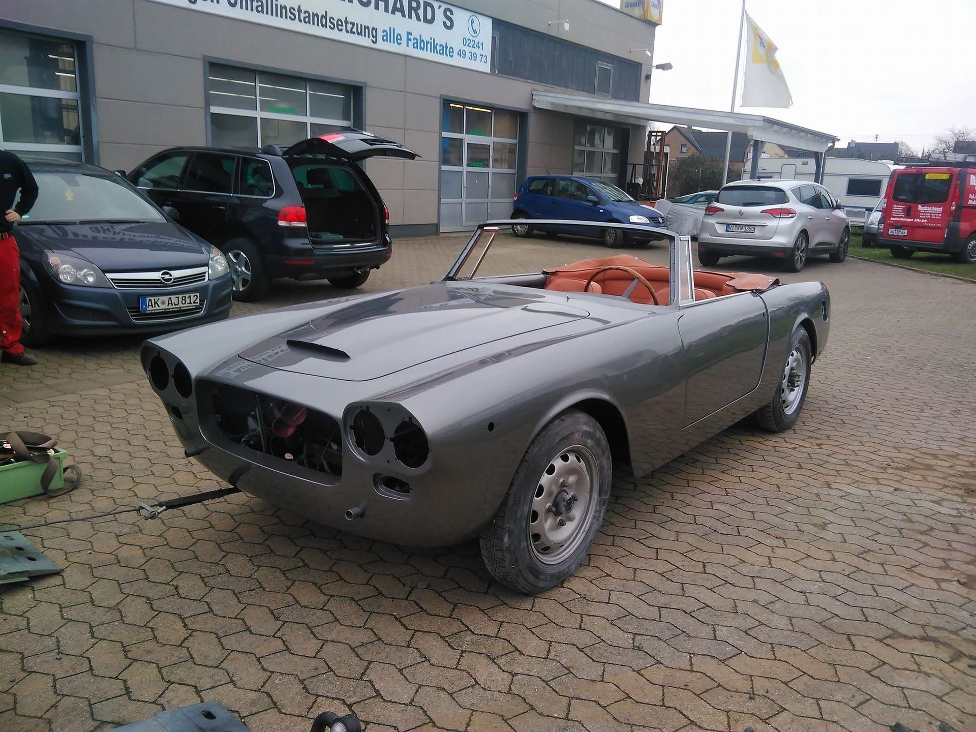 Ein Auto steht vor einem Gebäude mit der Aufschrift „Standard“