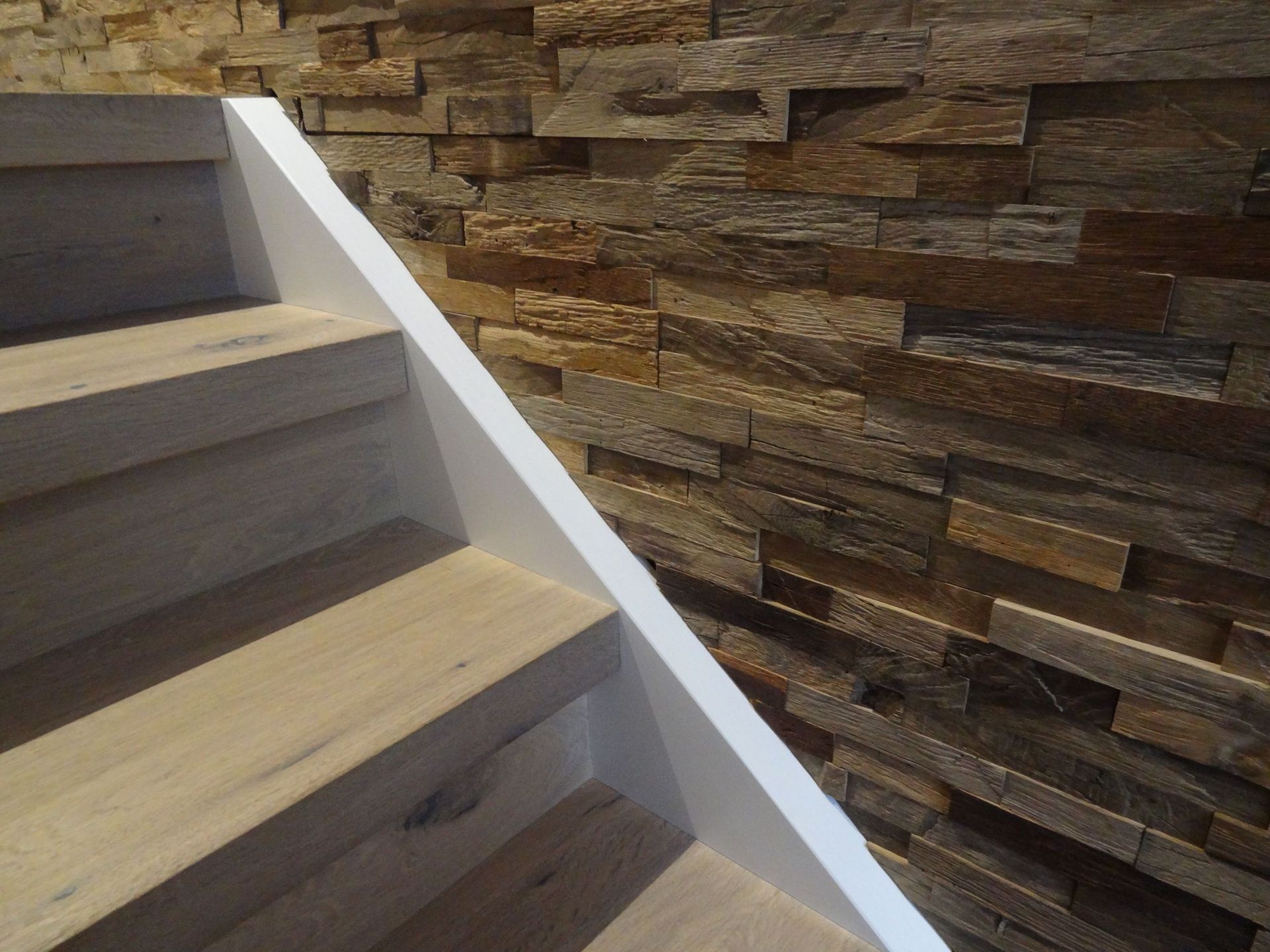Stump AG Holzbau - Wand- und Treppenverkleidung