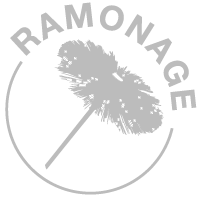 Logo circulaire gris avec une brosse de ramoneur au centre et le mot RAMONAGE inscrit en arc de cercle au-dessus.