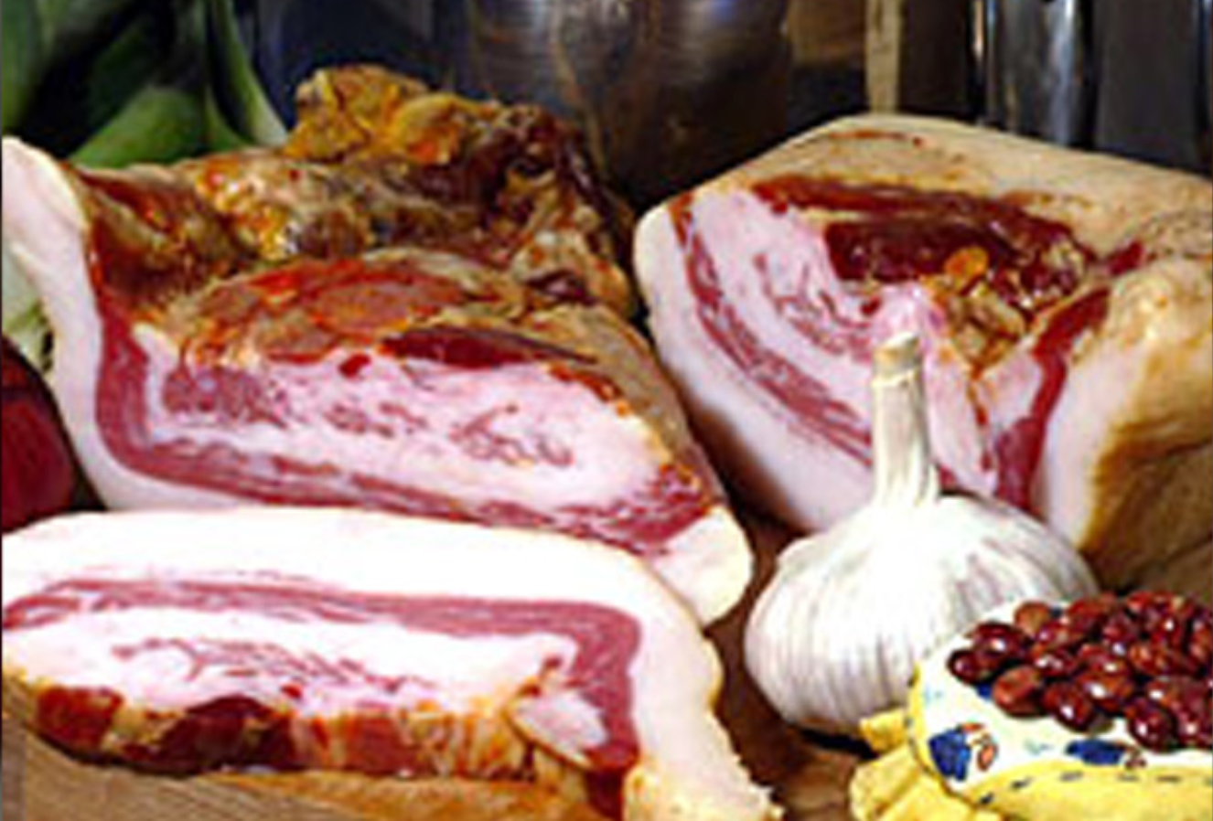 Un montón de carne y ajo están sobre una mesa.