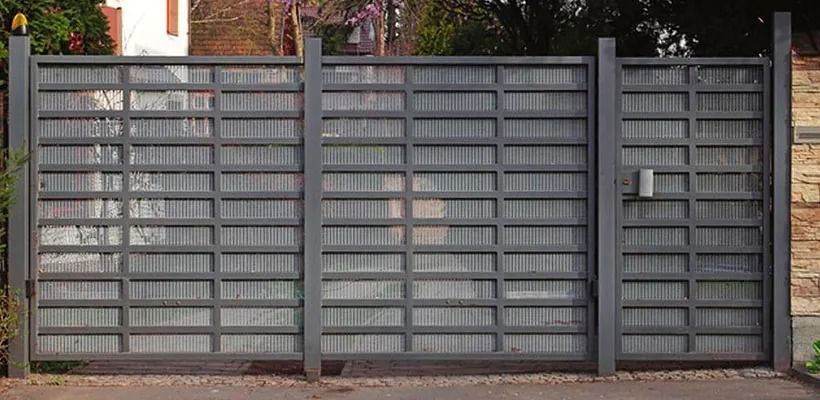 Una valla con una puerta en el medio
