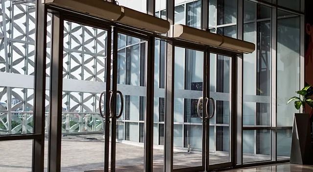 Un edificio con muchas ventanas y puertas corredizas de vidrio.