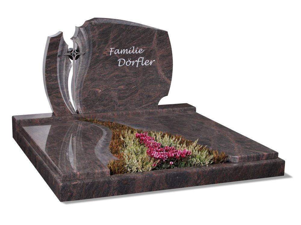 Granitgrabstein mit der Inschrift „Familie Dörfler“, fließendem Design und Blumenbeet.