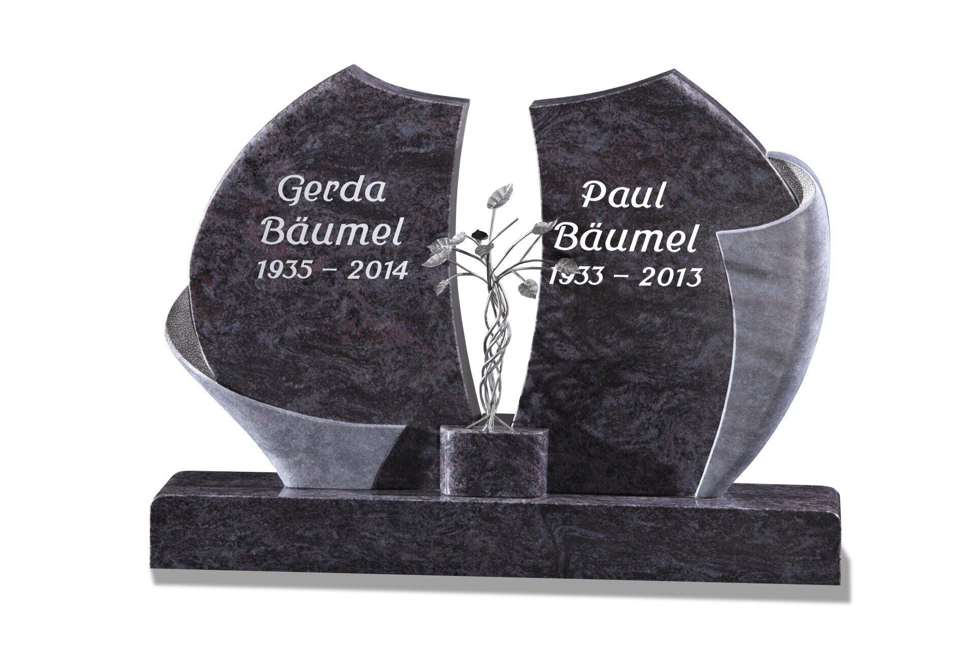 In zwei Hälften geteilter Grabstein aus schwarzem Granit mit den Namen „Gerda Bäumel“ und „Paul Bäumel“ sowie Daten, dazwischen eine Metallskulptur.