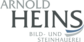 Logo für Arnold Heins, mit Text und stilisierten blauen geschwungenen Linien: Arnold Heins, Bild- und Steinhauerei