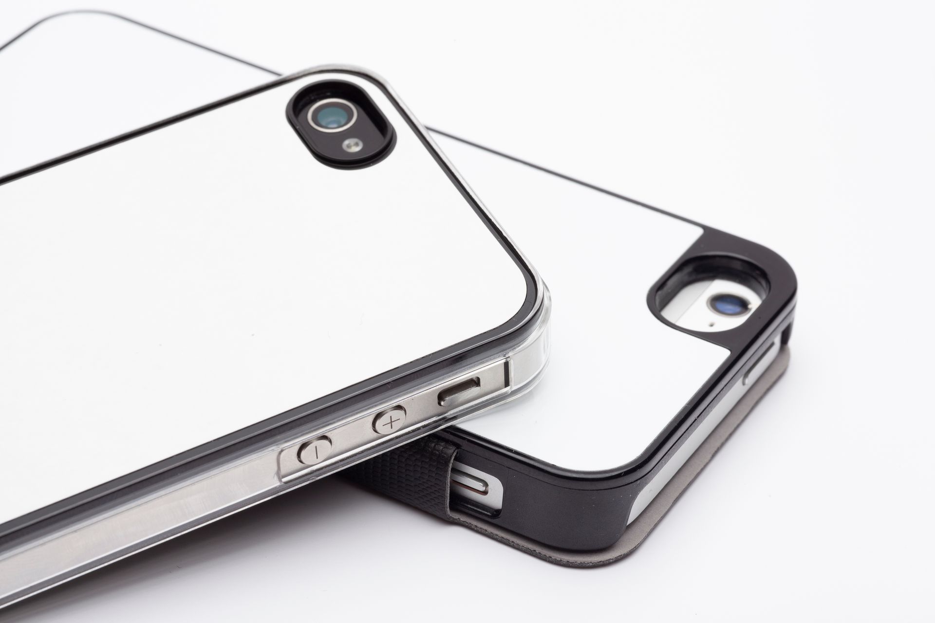 Des coques de téléphone blanches.