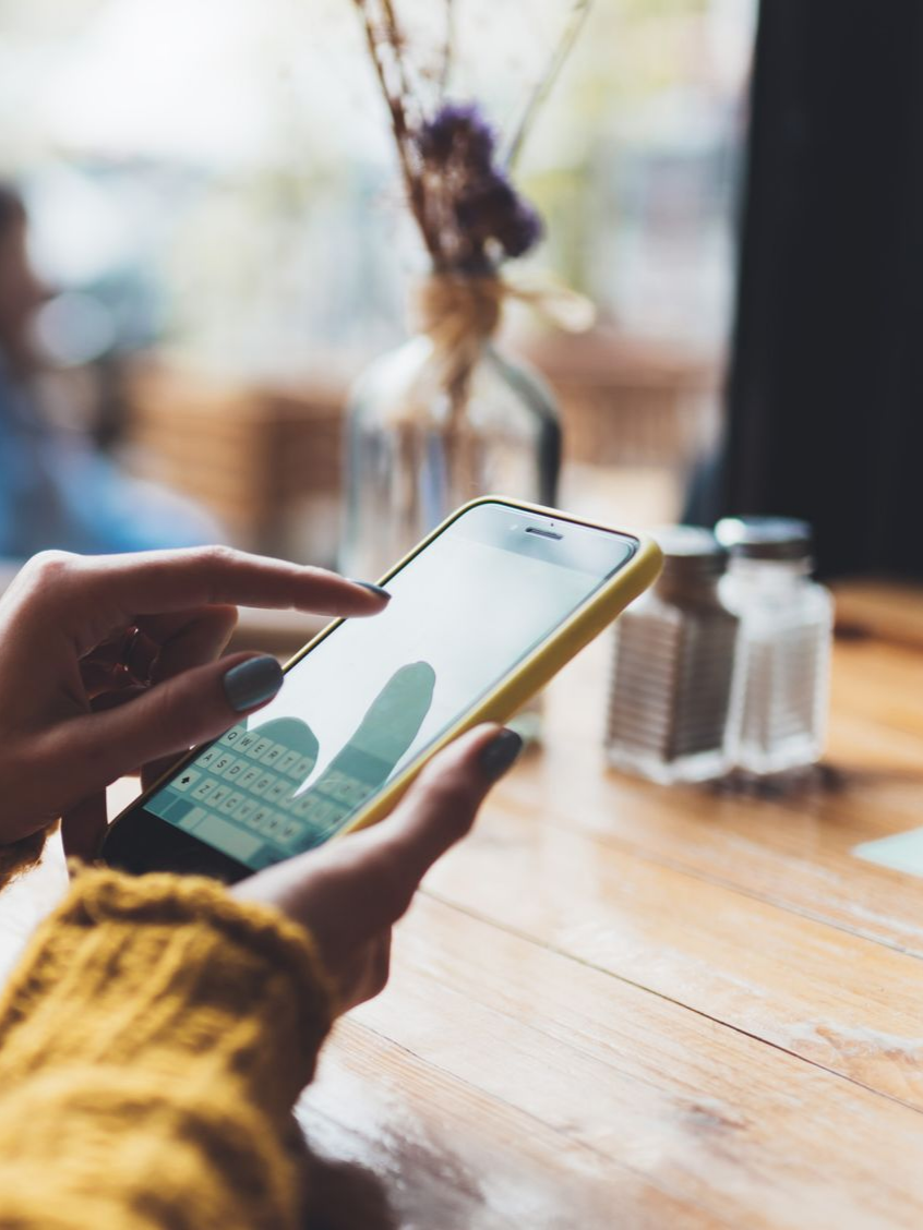 Un smartphone jaune.