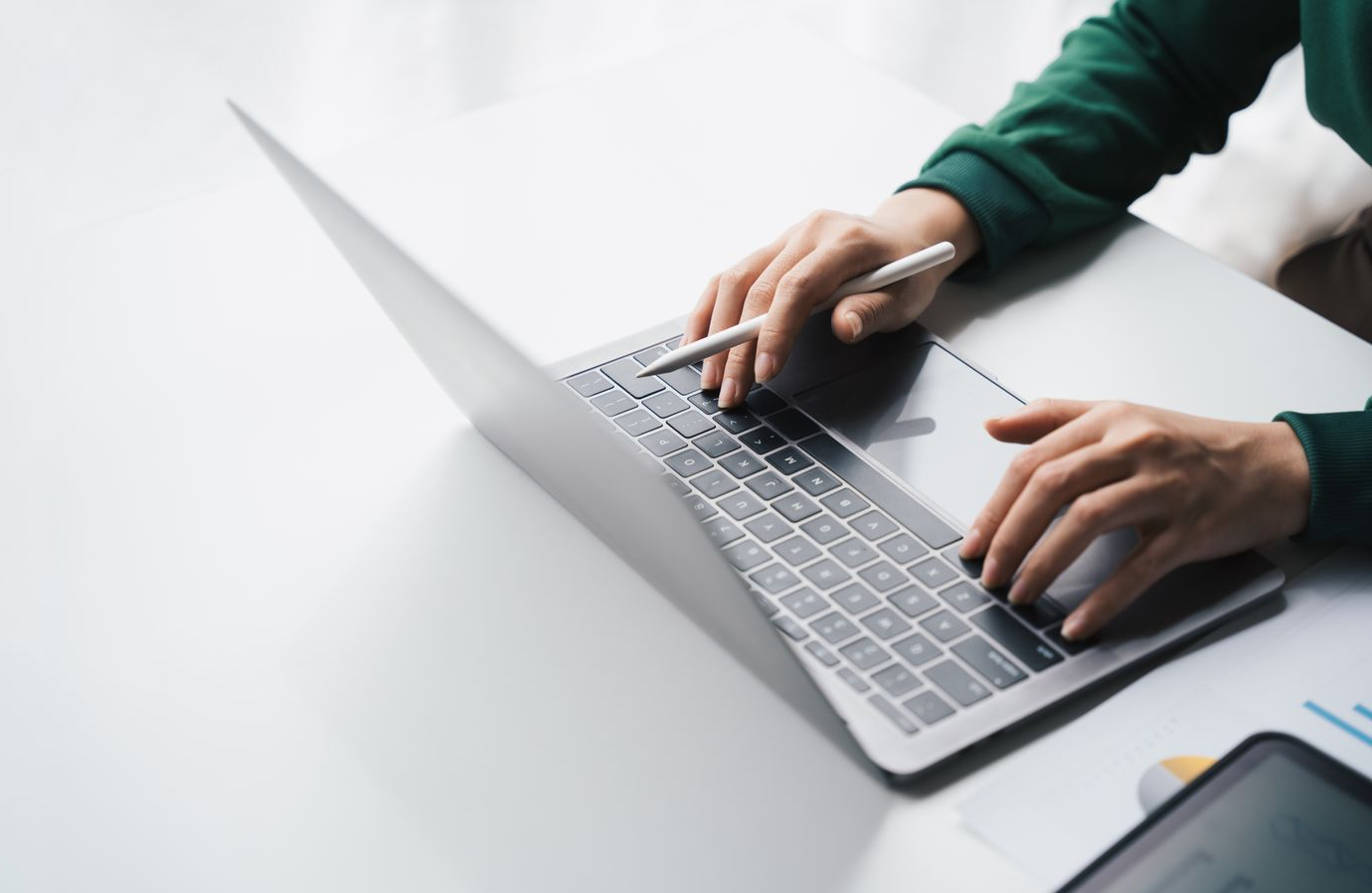Un ordinateur portable et un stylet.