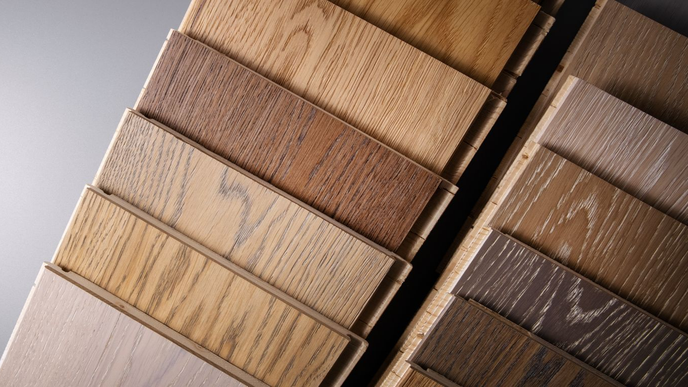 Échantillons de parquets en bois de différentes teintes et veinures, présentés en biais.