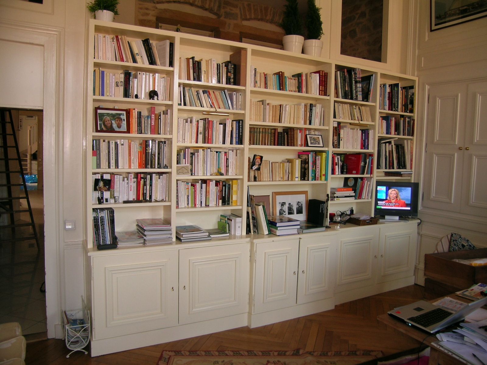 Bibliothèque en bois blanc sur mesure remplie de livres