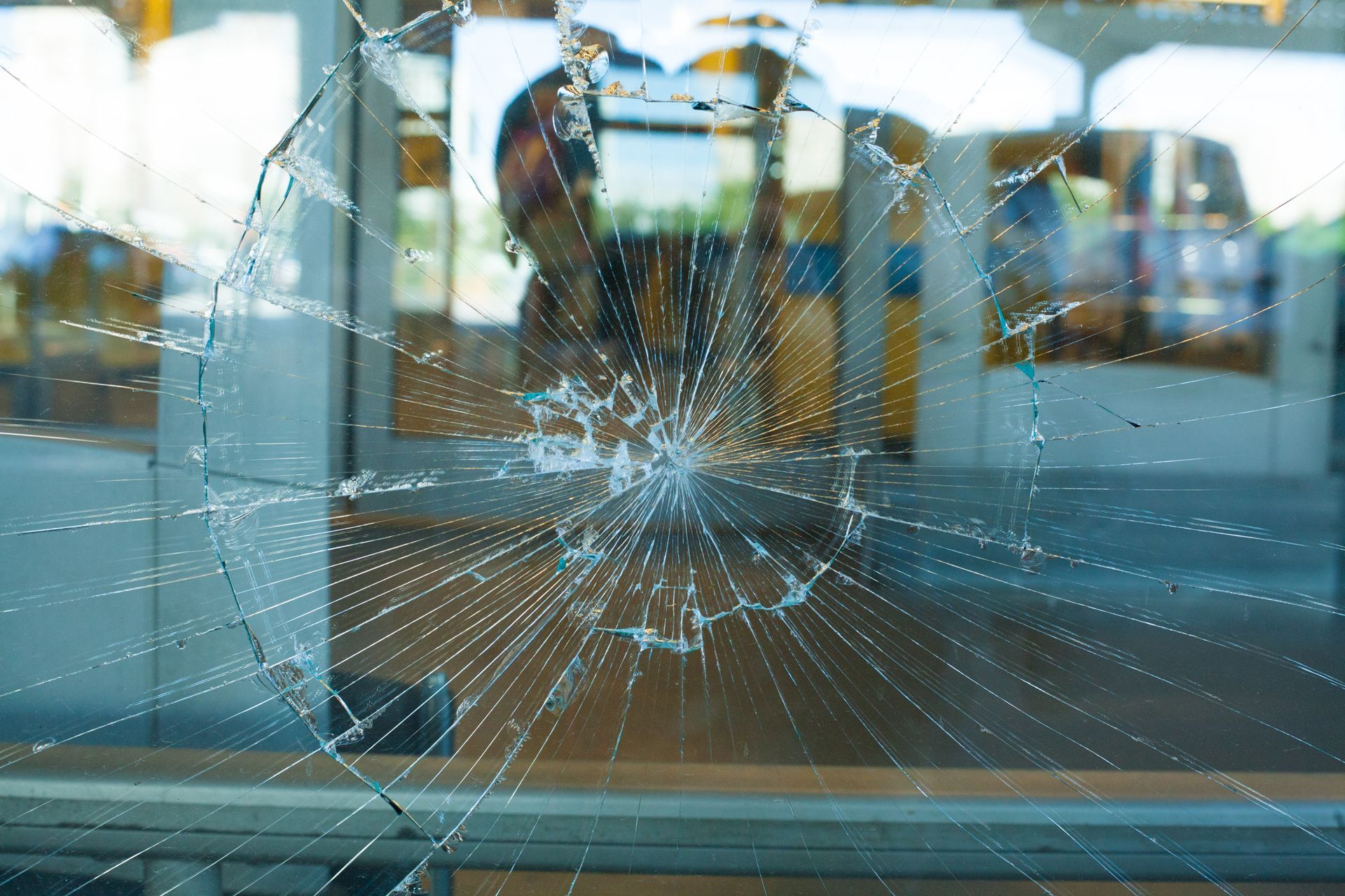 Zerbrochene Glasscheibe mit Rissbildung - Fink Metallbau repariert und ersetzt beschädigte Verglasung in Hof und Umgebung