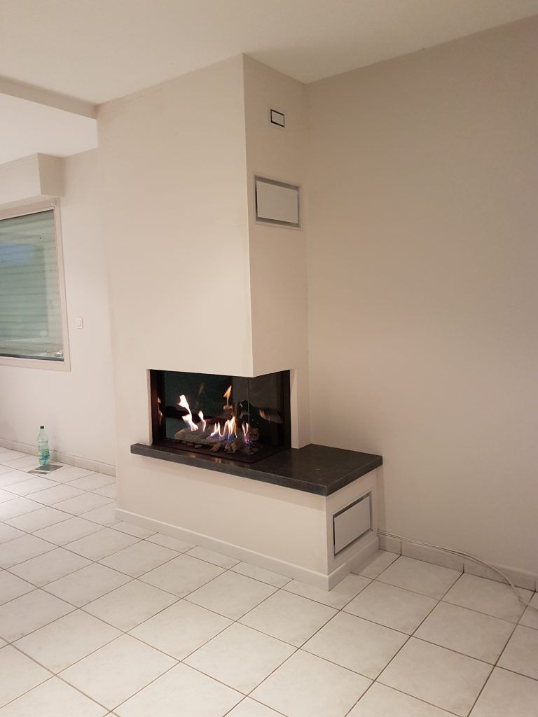 Insert au milieu d'une pièce blanche et vide