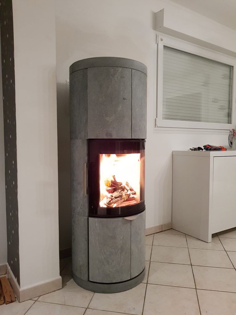 Poêle à bois gris de forme ronde en pierre ollaire Mammutti